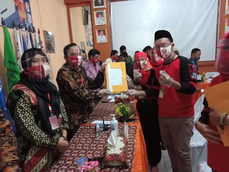 PENDAFTARAN BAKAL CALON WALIKOTA METRO. Pasangan bakal calon Walikota Metro Anna Morinda dan Frits Akhmad saat mendaftarkan diri dalam Pemilihan Walikota Metro tahun 2020 di KPU Kota Metro, Jum'at (4/9).
LAMPUNG POST / BAMBANG PAMUNGKAS