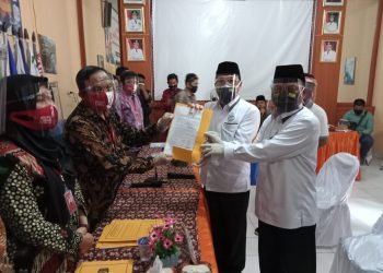 PENDAFTARAN BAKAL CALON WALIKOTA METRO. Pasangan bakal calon Walikota Metro Wahdi Sirajuddin dan Qomaru Zaman saat mendaftarkan diri dalam Pemilihan Walikota Metro tahun 2020 di KPU Kota Metro, Jum'at (4/9).
LAMPUNG POST / BAMBANG PAMUNGKAS