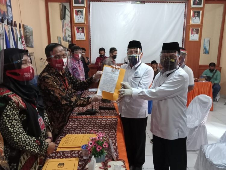 PENDAFTARAN BAKAL CALON WALIKOTA METRO. Pasangan bakal calon Walikota Metro Wahdi Sirajuddin dan Qomaru Zaman saat mendaftarkan diri dalam Pemilihan Walikota Metro tahun 2020 di KPU Kota Metro, Jum'at (4/9).
LAMPUNG POST / BAMBANG PAMUNGKAS