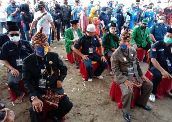 PENDAFTARAN BAKAL CALON BUPATI PESISIR BARAT. Pasangan bakal calon bupati Pesisir Barat Agus Istiqlal dan A. Zulqoini Syarif saat mendaftarkan diri dalam Pemilihan bupati Pesisir Barat tahun 2020 di KPU Pesisir Barat, Jum'at (4/9).
LAMPUNG POST / YON FISOMA