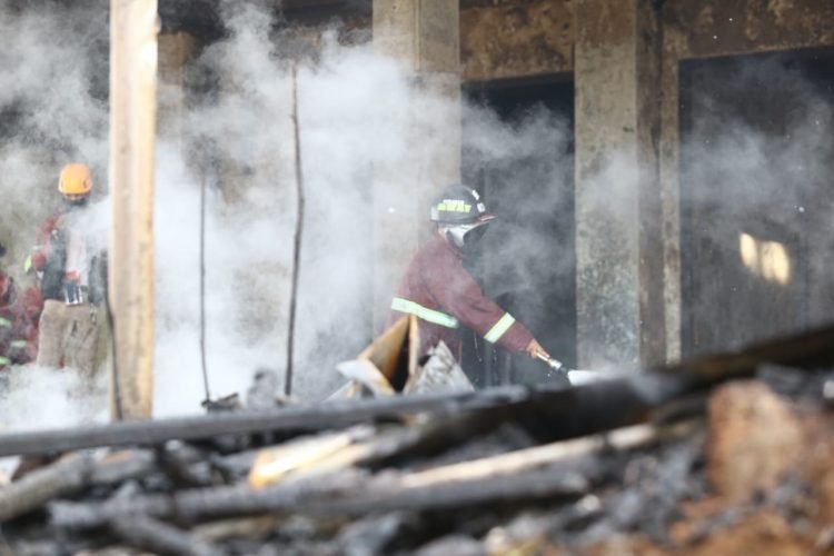 GOR SABURAI TERBAKAR. Petugas BPBD Kota Bandar Lampung menyemprotkan air di lokasi kebakaran yang membakar GOR Saburai, Enggal, Bandar Lampung, yang sedang direhab, Selasa (15/9). Danramil 410-05/Tanjungkarang Pusat Mayor Hariono mengatakan sebanyak tujuh unit mobil damkar BPBD setempat dikerahkan untuk memadamkan api yang menghanguskan lokasi proyek tersebut.
n LAMPUNG POST/ZAINUDDIN