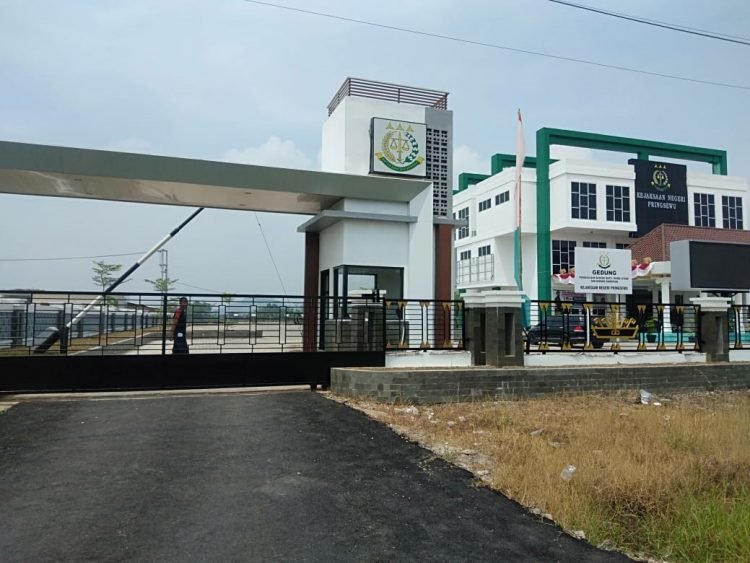 KANTOR KEJARI PRINGSEWU DITUTUP. Suasana Kantor Kejari Pringsewu yang pintu gerbangnya ditutup, Selasa (1/9). Aktivitas di Kantor Kejari Pringsewu sementara ditutup dikarenakan Kajari Pringsewu Amru Eryandi Siregar terkonfirmasi positif Covid-19, selain itu juga telah dilakukan tracing swab terhadap 55 pegawai Kantor Kejari Pringsewu untuk mengantisipasi penyebaran Covid-19. n LAMPUNG POST/WIDODO