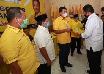 DUKUNGAN GOLKAR. Ketua DPD I Golkar Lampung Arinal Djunaidi memberikan model B1 KWK kepada Rycko Menoza, yang menjadi salah satu syarat untuk mendaftarkan diri sebagai bakal calon bupati/wali kota dan wakil bupati/wali kota pada Pilkada 2020, di kantor DPD I Partai Golkar Lampung, Selasa (1/9).
n LAMPUNG POST/SALDA ANDALA