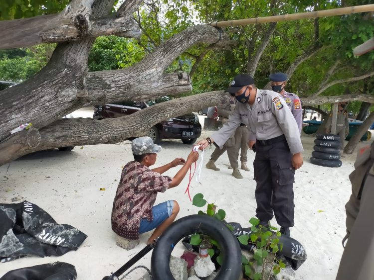 OPERASI AMAN NUSA II. Polda Lampung dan Satpol PP Provinsi Lampung melakukan pengawasan protokol kesehatan di Pantai Pasir Putih, Minggu (6/9). Polda Lampung mengelar Operasi Aman Nusa II-Penanganan Covid-19 tahap V selama 61 hari terhitung mulai 1 September—30 Oktober 2020 bertujuan untuk pemulihan ekonomi nasional dan giat pendisiplinan masyarakat dalam mematuhi protokol kesehatan.
ISTIMEWA