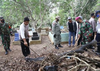 PELANGGAR PROTOKOL KESEHATAN. Satuan Tugas (Satgas) Covid-19 Kota Bandar Lampung melakukan pengawasan dan memberikan tindakan kepada para pelanggar protokol kesehatan tidak menggunakan masker dengan membersihkan makam di Jalan Imam Bonjol, Bandar Lampung, Selasa (8/9). LAMPUNG POST/ZAINUDDIN