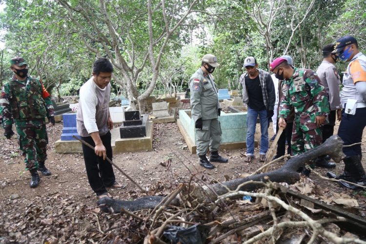 PELANGGAR PROTOKOL KESEHATAN. Satuan Tugas (Satgas) Covid-19 Kota Bandar Lampung melakukan pengawasan dan memberikan tindakan kepada para pelanggar protokol kesehatan tidak menggunakan masker dengan membersihkan makam di Jalan Imam Bonjol, Bandar Lampung, Selasa (8/9). LAMPUNG POST/ZAINUDDIN