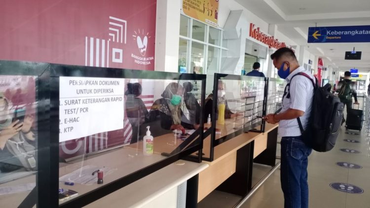 PEMERIKSAAN PENUMPANG PESAWAT. Salah satu penumpang pesawat menyiapkan berkas untuk diperiksa, salah satunya surat keterangan hasil rapid test di Bandara Radin Inten II Lampung Selatan, Kamis (10/9). Keamanan bandara makin diperketat di masa pandemi ini. Ditambah penerapan protokol kesehatan dengan mengecek barang bawaan hingga batas maksimal suhu tubuh yang bisa masuk ke bandara.
LAMPUNG POST/ATIKA OKTARIA