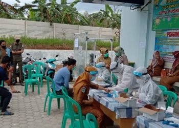 ASN PESISIR BARAT RAPID TEST. Aparatut sipil negara (ASN) Kabupaten Pesisir Barat melakukan rapid test di Puskesmas Pesisir Tengah, Pesisir Barat, Senin (21/9). Coronavirus Disease (Covid) 2019 mulai menjangkiti sejumlah pejabat tinggi pemerintahan di Lampung. Setelah kepala Kejaksaan Negeri Pringsewu, kini giliran Sekretaris Kabupaten Pesisir Barat N Lingga Kusuma dinyatakan terpapar Covid-19.
ISTIMEWA