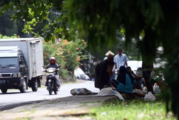 RESESI EKONOMI. Para pemulung beristirahat di Jalan Telukbetung, Bandar Lampung, Minggu (27/9). Kementerian Keuangan menyatakan Indonesia memang telah mengalami resesi pada kuartal ketiga atau yang berakhir September 2020. Pertumbuhan ekonomi pada periode itu diproyeksikan minus 2,9%–1%.
LAMPUNG POST/ZAINUDDIN