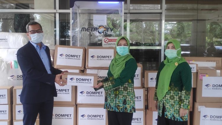 DOMPET KEMANUSIAAN MEDIA GRUP. Ketua Dewan Redaksi Media Group Usman Kansong (kiri) menyerahkan bantuan Dompet Kemanusiaan Media Group (DKMG) untuk melancarkan penanganan virus corona (Covid-19), Minggu (6/9). Bantuan tersebut dibagikan untuk tenaga kesehatan di berbagai wilayah yakni rumah sakit, klinik, dan puskesmas. APD terdiri dari hazmat disposable, hazmat reusable, surgical gown/masks, isolation gown, N95 mask, examination gloves, safety goggles, face shields, boots, shoe covers, thermo gun, dan kantong jenazah.
MI