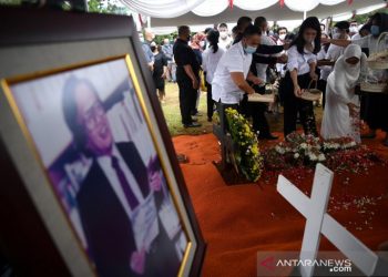 Van 21.36PEMAKAMAN JAKOB OETAMA. Keluarga dan kerabat menabur bunga di makam pendiri Kompas Gramedia/Pemimpin Umum Harian Kompas Jakob Oetama di TMP Kalibata, Jakarta Selatan, Kamis (10/9). Tokoh pers Indonesia tersebut meninggal dunia Rabu, 9 September 2020, pada usia 88 tahun setelah menjalani perawatan di RS Mitra Keluarga Kelapa Gading, Jakarta Utara karena gangguan multiorgan.
ANTARA FOTO/SIGID KURNIAWA