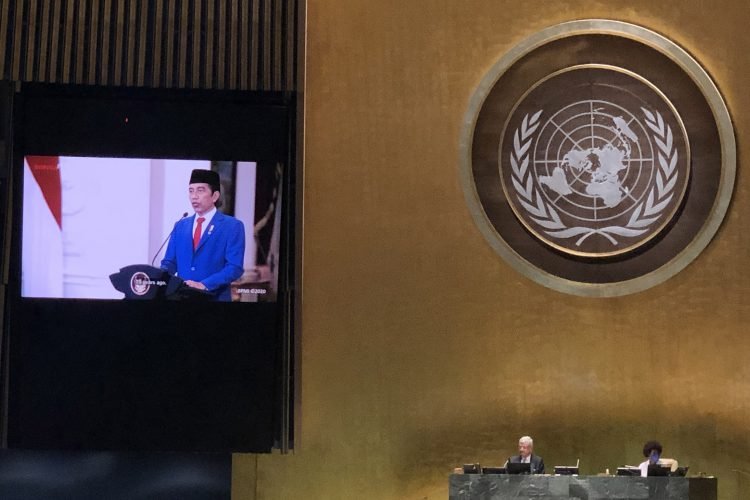 PIDATO DALAM SIDANG UMUM PBB. Layar memperlihatkan Presiden Joko Widodo menyampaikan pidato yang telah direkam sebelumnya pada sidang majelis umum ke-75 PBB secara virtual di Markas PBB, New York, Amerika Serikat, Rabu (23/9). Dalam pidatonya Presiden Joko Widodo mengajak pemimpin dunia untuk bersatu dan bekerja sama dalam menghadapi pandemi Covid-19. ANTARA FOTO/HO/KEMENLU