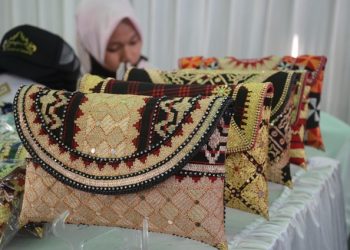 UMKM TERDAMPAK COVID-19. Salah satu UMKM perajin tapis mengikut salah satu pameran di Rajabasa, Bandar Lampung, beberapa waktu yang lalu. Masa pandemi Covid-19 salah satunya berdampak pada usaha mikro, kecil, dan menengah (UMKM). Bahkan, dampaknya terjadi hingga 30 ribu pelaku ekonomi kerakyatan tersebut di Lampung.
LAMPUNG POST/HENDRIVAN GUMALA