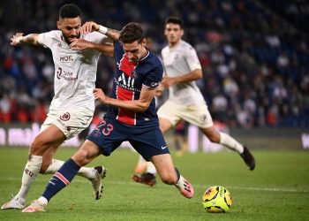 PSG VS METZ. Gelandang Paris Saint-Germain Julian Draxler (kanan) berebut bola dengan bek Metz Dylan Bronn (kiri) saat pertandingan sepak bola L1 Prancis antara Paris Saint-Germain (PSG) dan Metz di Stadion Parc des Princes di Paris, Kamis (17/9).
AFP/FRANCK FIFE