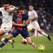 PSG VS METZ. Gelandang Paris Saint-Germain Julian Draxler (kanan) berebut bola dengan bek Metz Dylan Bronn (kiri) saat pertandingan sepak bola L1 Prancis antara Paris Saint-Germain (PSG) dan Metz di Stadion Parc des Princes di Paris, Kamis (17/9).
AFP/FRANCK FIFE