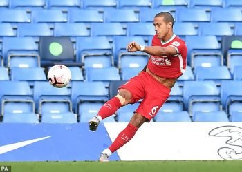 PENAMPILAN PERDANA. Penampilan perdana Thiago Alcantara berseragam Liverpool saat mengalahkan Chelsea 2-0 di Liga Premier Inggris di Stamford Bridge, London, Inggris, Senin (21/9).
AFP / POOL