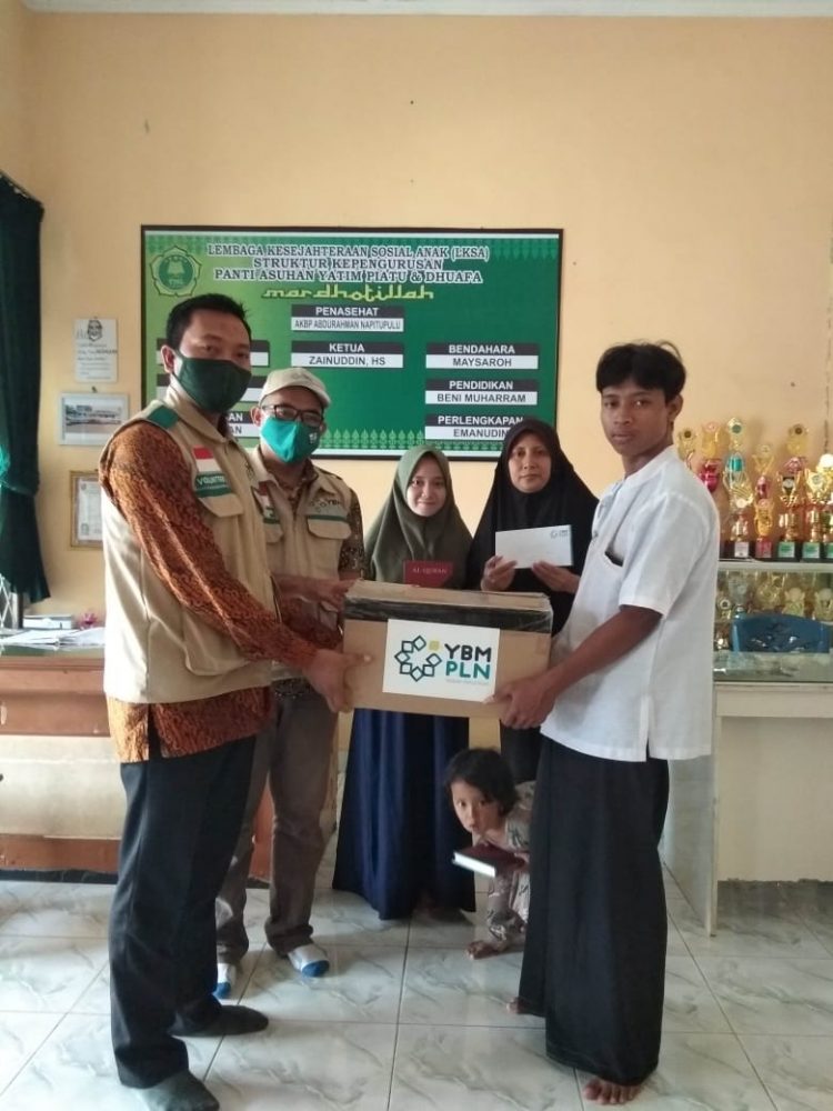 YBM PLN Salurkan 100 Al-Qur’an