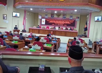 SAHKAN PERUBAHAN. DPRD Lampung Barat mengesahkan APBD perubahan tahun anggaran 2020. n LAMPUNG POST/ELIYAH