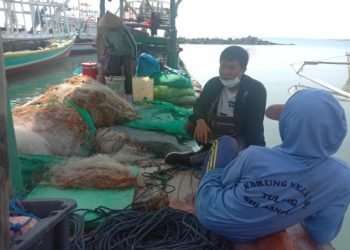 PERAHU BERSANDAR. Puluhan perahu nelayan memilih bersandar di Dermaga Bom Kalianda, Kabupaten Lampung Selatan akibat cuaca ekstrem, Kamis(24/9). LAMPUNG POST/AAN KRIDOLAKSONO