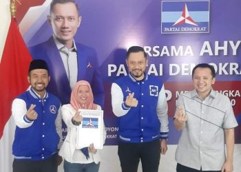 Ketua Umum DPP Partai Demokrat Agus Harimurthi Yudhoyono (AHY) secara resmi langsung menyerahkan dukungan partai untuk Anna Morinda - Frits Akhmad Nuzir di Pilkada Kota Metro. Dok Demokrat