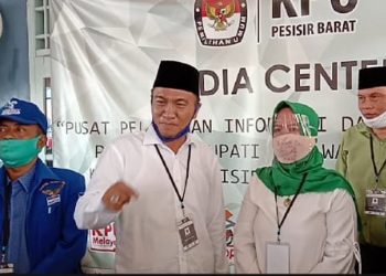 PENDAFTARAN BAKAL CALON BUPATI PESISIR BARAT. Pasangan bakal calon bupati Pesisir Barat Aria Lukita Budiwan dan Erlina saat mendaftarkan diri dalam Pemilihan bupati Pesisir Barat tahun 2020 di KPU Pesisir Barat, Jum'at (4/9).
LAMPUNG POST / YON FISOMA