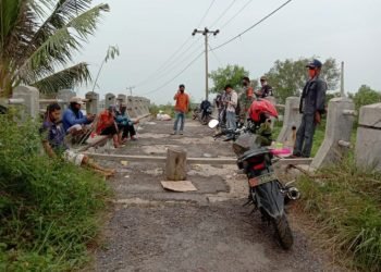 Sejumlah warga dan Babinsa menjaga pintu masuk ke Dusun Kualajaya, Kamis(10/9). LAMPUNG POST/ARMANSYAH