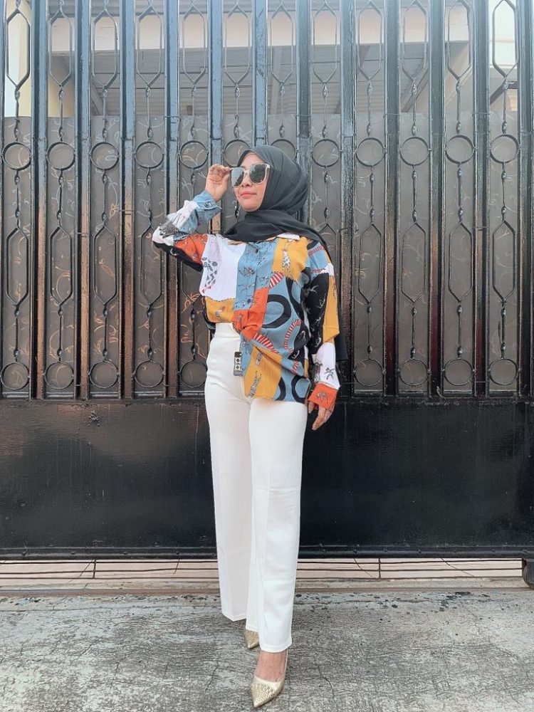 Busana satin yang bisa dipakai buat kegiatan formal. (LAMPUNG POST/APRIESTI)