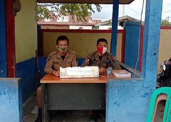 LENGANG. Petugas Pol PP yang menjaga di pintu gerbang halaman kantor bupati Pesisir Barat dan ruangan ruangan setkab yang lengang, Senin (21/9). LAMPUNG POST/YON FISOMA