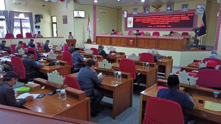 PARIPURNA. Rapat paripurna DPRD Lampung Barat beragenda penyampaian Raperda Perubahan APBD TA 2020. LAMPUNG POST/ELIYAH