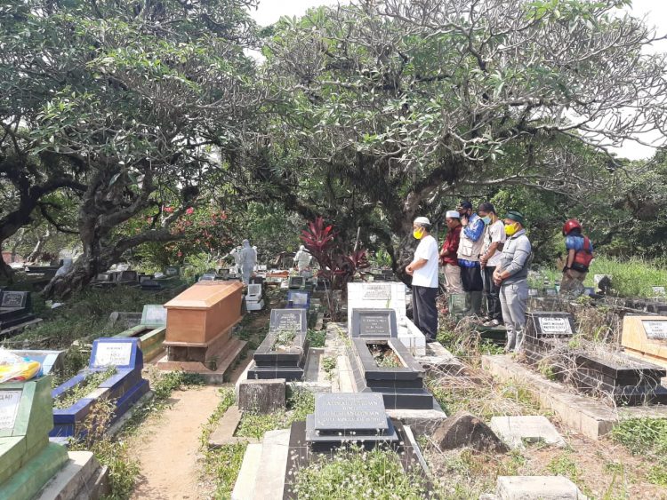 Keluarga korban menyolatkan zenajah pasien Covid-19 di TPU Kebon Jahe, Kecamatan Enggal, kemarin pagi sekitar pukul 08.30.