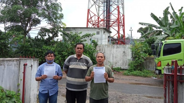 Tampak perwakilan warga RT 28 RW 05 Kel. Imopuro, Kec. Metro Pusat yang meminta surat IMB menara BTS yang telah berdiri hampir 20 tahun untuk dibekukan. Lampost/Bambang Pamungkas