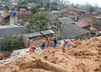 PENGERUKAN BELUM MEMILIKI IZIN. Pekerja melakukan aktivitas di lokasi pengerukan tanah perbukitan di Kelurahan Karangkaritim, Kecamatan Panjang, Bandar Lampung, Selasa (13/10). Dinas Perumahan dan Kawasan Pemukiman (Disperkim) Kota Bandar Lampung memastikan kegiatan pengerukan serta perataan bukit di Kampung Mulyajaya, Kelurahan Karangmaritim, Kecamatan Panjang, belum miliki izin.
LAMPUNG POST/DETA CITRAWAN