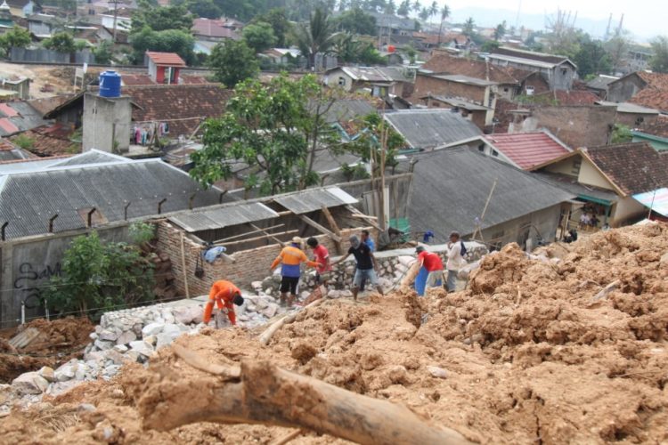 PENGERUKAN BELUM MEMILIKI IZIN. Pekerja melakukan aktivitas di lokasi pengerukan tanah perbukitan di Kelurahan Karangkaritim, Kecamatan Panjang, Bandar Lampung, Selasa (13/10). Dinas Perumahan dan Kawasan Pemukiman (Disperkim) Kota Bandar Lampung memastikan kegiatan pengerukan serta perataan bukit di Kampung Mulyajaya, Kelurahan Karangmaritim, Kecamatan Panjang, belum miliki izin.
LAMPUNG POST/DETA CITRAWAN