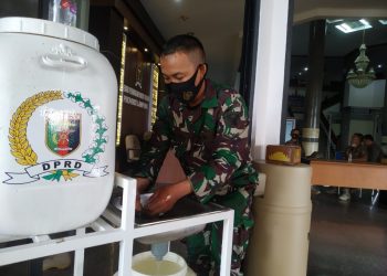 TEMPAT CUCI TANGAN. Seorang anggota TNI yang berjaga di Gedung DPRD Lampung mencuci tangan di tempat yang sudah disiapkan sebelum memasuki gedung, Kamis (8/10). Cuci tangan merupakan satu hal yang rutin kita lakukan beberapa kali dalam sehari. Namun, cuci tangan jauh menjadi lebih penting dalam beberapa bulan terakhir, terutama sejak pandemi Covid-19 merebak.
LAMPUNG POST/SUKISNO