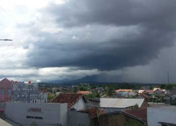 FENOMENA BADAI LA NINA. Mendung hitam menyelimuti Kota Bandar Lampung, Minggu (25/10). BMKG mengimbau masyarakat mewaspadai potensi cuaca ekstrem yang dapat terjadi di wilayah Lampung selama masa periode pancaroba atau peralihan musim kemarau ke musim hujan serta fenomena badai La Nina.
LAMPUNG POST/ZAINUDDIN