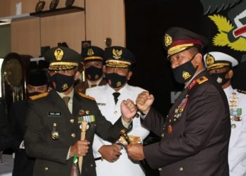 HUT KE-75 TNI. (Dari kiri) Komandan Korem 043/Gatam Brigjen TNI Toto Jumariono bersama Gubernur Lampung Arinal Djunaidi dan Kapolda Lampung Irjen Purwadi Arianto memotong tumpeng usai upacara HUT ke-75 TNI yang dilakukan secara virtual di markas Korem 043/Garuda Hitam, Senin (5/10).
n LAMPUNG POST/ZAINUDDIN