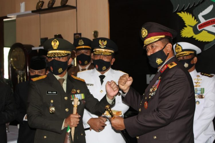 HUT KE-75 TNI. (Dari kiri) Komandan Korem 043/Gatam Brigjen TNI Toto Jumariono bersama Gubernur Lampung Arinal Djunaidi dan Kapolda Lampung Irjen Purwadi Arianto memotong tumpeng usai upacara HUT ke-75 TNI yang dilakukan secara virtual di markas Korem 043/Garuda Hitam, Senin (5/10).
n LAMPUNG POST/ZAINUDDIN