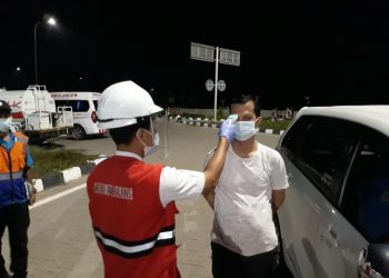 OPERASI NGANTUK. Petugas saat menggelar operasi ngantuk di Km 277 jalur A, Sabtu (3/10). Tinggi angka kecelakaan di ruas Jalan Tol Trans-Sumatera (JTTS), PT Hutama Karya(HK) Ruas Terbanggibesar-Pematangpanggang-Kayuagung (Terpeka) menggelar operasi ngantuk.
ISTIMEWA