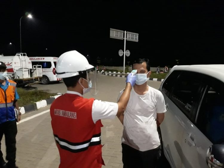 OPERASI NGANTUK. Petugas saat menggelar operasi ngantuk di Km 277 jalur A, Sabtu (3/10). Tinggi angka kecelakaan di ruas Jalan Tol Trans-Sumatera (JTTS), PT Hutama Karya(HK) Ruas Terbanggibesar-Pematangpanggang-Kayuagung (Terpeka) menggelar operasi ngantuk.
ISTIMEWA