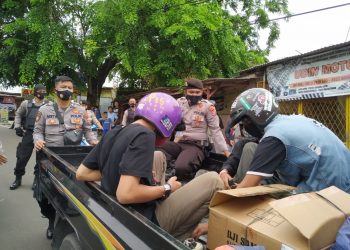 AMANKAN PENDEMO. Anggota Polresta Bandarlampung mengamankan pelajar yang diduga sebagai provokasi demo penolakan UU Cipta Kerja di jalan Wolter Monginsidi Bandarlampung, Kamis (8/10).
n LAMPUNG POST/SUKISNO