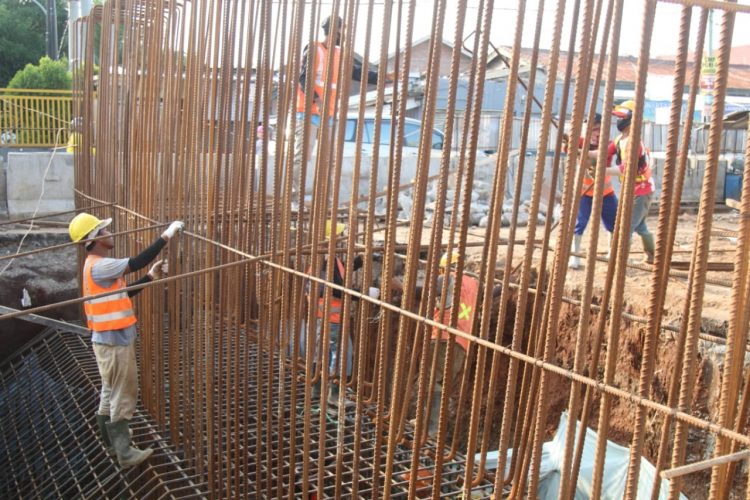 PEMBANGUNAN FLYOVER SULTAN AGUNG. Pekerja menganyam besi untuk dinding penahan di lokasi pembangunan flyover Sultan Agung Bandar Lampung, Senin (5/10). Pembangunan flyover tersebut ditargetkan selesai akhir Desember 2020 ini.
n LAMPUNG POST/SUKISNO
