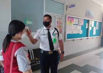 Petugas Bank Mandiri Natar Awasi Antrean Nasabah