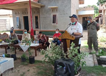 BERI SAMBUTAN. Ketua Komisi IV DPR, Sudin, memberikan sambutan saat memberikan bantuan alat pertanian kepada Kelompok Tani Panca Usaha Mulyosari, Kecamatan Metro Barat, Kota Metro, beberapa hari lalu. LAMPUNG POST/BAMBANG PAMUNGKAS