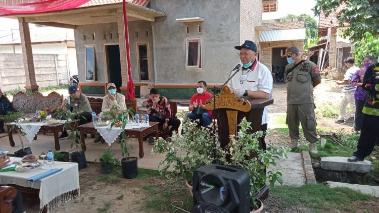 BERI SAMBUTAN. Ketua Komisi IV DPR, Sudin, memberikan sambutan saat memberikan bantuan alat pertanian kepada Kelompok Tani Panca Usaha Mulyosari, Kecamatan Metro Barat, Kota Metro, beberapa hari lalu. LAMPUNG POST/BAMBANG PAMUNGKAS