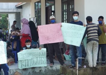 UNJUK RASA. Puluhan warga Desa Sinarpalembang, Kecamatan Candipuro, Lampung Selatan, berunjuk rasa menuntut Kepala Desa Sukoco mundur, Kamis (1/10). LAMPUNG POST/PERDHANA WIBYSONO