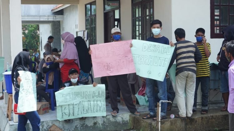 UNJUK RASA. Puluhan warga Desa Sinarpalembang, Kecamatan Candipuro, Lampung Selatan, berunjuk rasa menuntut Kepala Desa Sukoco mundur, Kamis (1/10). LAMPUNG POST/PERDHANA WIBYSONO