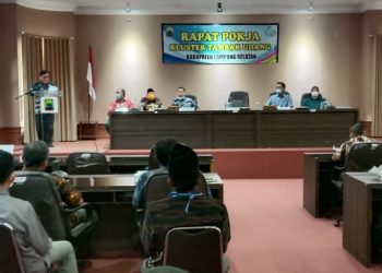 RAPAT POKJA. Pemkab Lampung Selatan menggelar rapat pokja klaster tambak udang di Aula Krakatau Kantor Bupati Lamsel, Kamis (15/10). LAMPUNG POST/JUWANTORO