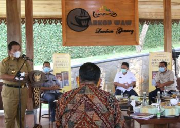 LAUNCHING DAN DISKUSI BUKU. Gubernur Lampung Arinal Djunaidi memberikan sambutan disaksikan dari kanan Pemimpin Redaksi Lampung Post Iskandar Zulkarnain, peneliti tentang pilkada, pengasuh Ruang Demokrasi (RuDem) dan mantan Bupati Lampung Selatan Wendy Melfa dan Komisioner KPU Lampung M Tio Aliansyah saat launching dan Diskusi Buku Menakar Demokrasi dalam Pandemi di Warung Kopi WAW Lamban Gunung, Jalan Agus Salim No 25 Sukadanaham, Bandar Lampung, Selasa (13/10).
LAMPUNG POST/SUKISNO