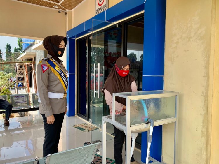 PROTOKOL KESEHATAN 3M. Satuan Pelayanan Administrasi SIM Satlantas Polres Lampung Utara gencar menerapkan protokol kesehatan 3M, yakni mengenakan masker, mencuci tangan, dan menjaga jarak saat masyarakat hendak membuat SIM, Selasa (13/10).
LAMPUNG POST/HARI SUPRIYONO