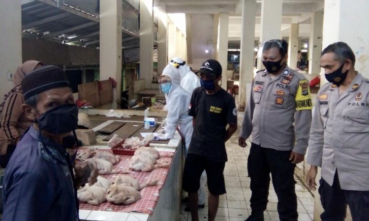 PENUTUPAN PASAR GISTING. Tim Gugus Tugas Covid-19 Kabupaten Tanggamus kembali melakukan penutupan pasar tradisional Gisting, Kecamatan Gisting, pasca keluarnya hasil swab lima warga yang terkonfirmasi positif. Penutupan dilaksanakan sejak Selasa (20/10) hingga tiga hari ke depan Jumat (24/10).
LAMPUNG POST/ABU UMARALY